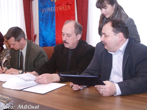 Dr. Páll István, a Sóstói Múzeumfalu igazgatója is örömmel aláírta a szerződést