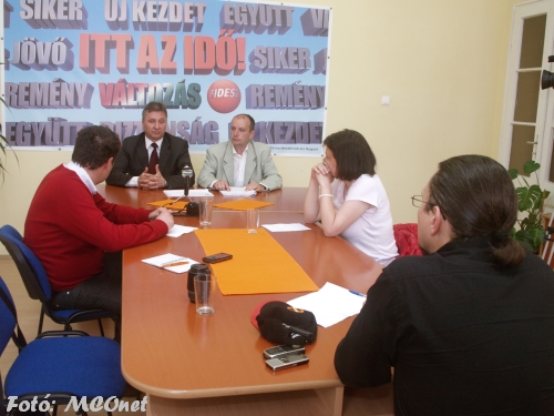 nyíregyházi Fidesz irodában  Dr. Vinnai Győző a FIDESZ-KDNP frakcióvezetője Marinka Viktor önkormányzati képviselővel.