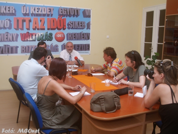 Sajtótájékoztatót tartottak a nyíregyházi Fidesz irodában 