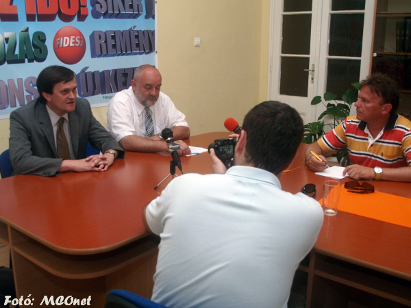 Sajtótájékoztatót tartottak a nyíregyházi Fidesz irodában