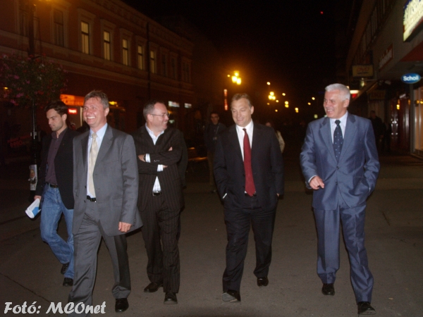 Orbán Viktor szerda este találkozott dr. Vinnai Győző országgyűlési képviselővel, Seszták Oszkár megyei elnökkel, valamint a párt nyíregyházi polgármesterjelöltjével, dr.Kovács Ferenccel