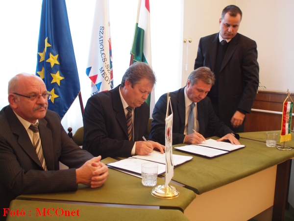  Dr. Vinnai Győző kormánymegbízott és Gömze Sándor, Tiszalök város polgármestere aláírták a megye első járási megállapodását