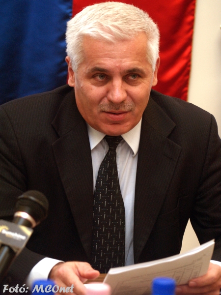 Dr. Kovács Ferenc polgármester.