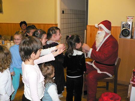 mikulás a gyerekek körében