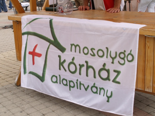Egy mosolygós délután a gyerekekért - Mosolygó Kórház Alapítvány és a „Kérlek, segíts…” Alapítvány közös rendezvénye a Kossuth téren Nyíregyháza