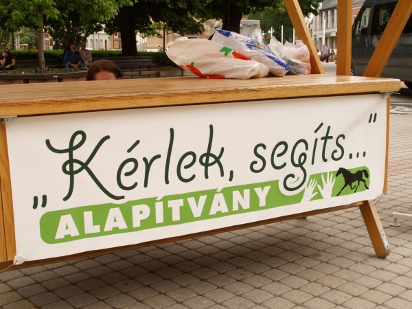 Egy mosolygós délután a gyerekekért - Mosolygó Kórház Alapítvány és a „Kérlek, segíts…” Alapítvány közös rendezvénye a Kossuth téren Nyíregyháza