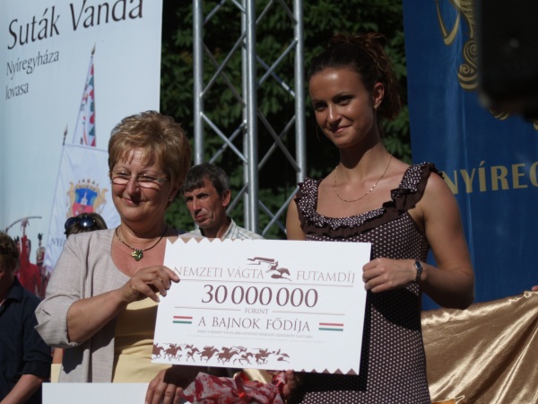 Suták Vanda - Nemzeti Vágta 2008 - Nyíregyháza - A nemzet lovasa - Csabai Lászlóné Nyíregyháza polgármestere - A nyíregyházi Suták Vanda Alexander nevű lovával győzött a Nemzeti Vágtán - Sport - Nyíregyháza - Nemzeti Vágta 2008