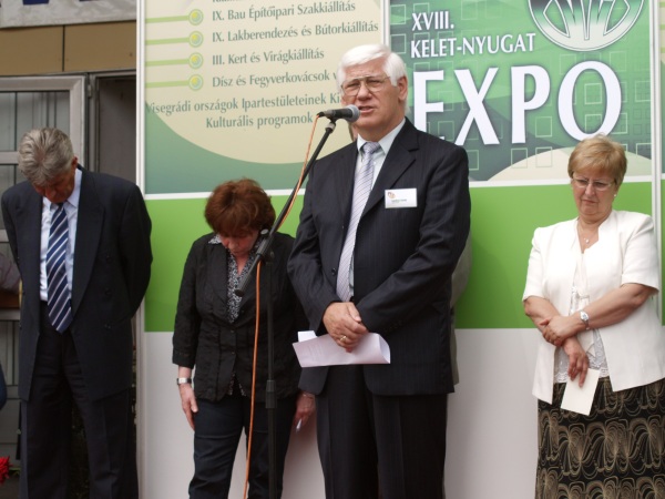Megnyitott a Bujtosi Szabadidő Csarnokban a XVIII. Kelet-Nyugat Expo Kiállítás és Vásár - Kelet-Nyugat Expo, Kiállítás, Vásár, Rendezvény, Autó Kiállítás, Rendezvényszervezés, Vásárok, Kiállítás Nyíregyháza, Kiállítás Szabolcs-Szatmár-Bereg megye, Kiállítások, Konferenciák, Szakkiállítás, Szakmai konferencia, Kelet-Nyugat Nemzetközi Kiállítást és Vásár, Bútor- és Konyhakiállítás, East-West Expo, Bau Építőipari Szakkiállítás, Nemzetközi kiállítás
