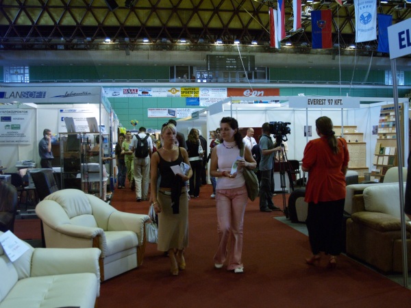 Megnyitott a Bujtosi Szabadidő Csarnokban a XVIII. Kelet-Nyugat Expo Kiállítás és Vásár - Kelet-Nyugat Expo, Kiállítás, Vásár, Rendezvény, Autó Kiállítás, Rendezvényszervezés, Vásárok, Kiállítás Nyíregyháza, Kiállítás Szabolcs-Szatmár-Bereg megye, Kiállítások, Konferenciák, Szakkiállítás, Szakmai konferencia, Kelet-Nyugat Nemzetközi Kiállítást és Vásár, Bútor- és Konyhakiállítás, East-West Expo, Bau Építőipari Szakkiállítás, Nemzetközi kiállítás