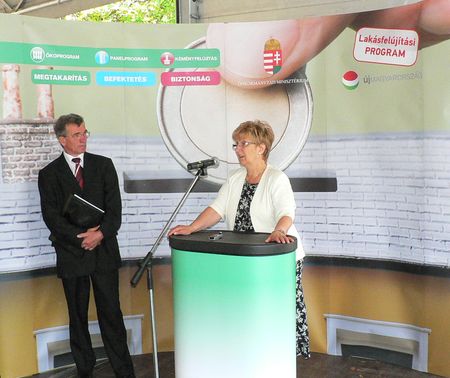 Az Új Magyarország Lakásfelújítási Program interaktív bemutatójára került sor Nyíregyházán. A kiállítást és a sajtótájékoztatót Jauernik István, az Önkormányzati Minisztérium államtitkára nyitja meg. Beszédet mondott Csabai Lászlóné, Nyíregyháza polgármesterasszonya Az Új Magyarország Lakásfelújítási Program interaktív bemutatójára került sor Nyíregyházán. A kiállítást és a sajtótájékoztatót Jauernik István, az Önkormányzati Minisztérium államtitkára nyitja meg. Beszédet mondott Csabai Lászlóné, Nyíregyháza polgármesterasszonya