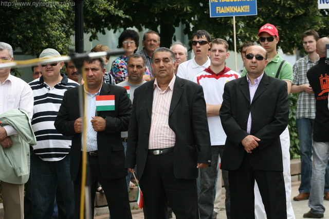 Kamera tört a Magyar Gárda elleni tüntetésen - Jobbik, Magyar gárda párhuzamos esemény - egy időben egy helyen - Cigány Kissebbségi Önkormányzattal Nyíregyháza