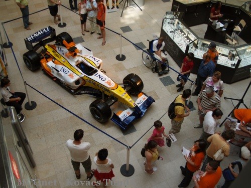 Tömegeket vonz az ING Renault Forma-1-es versenyautója a Korzó Bevásárló Központban [ Nyíregyháza – Sport – Forma-1 – Korzó ]