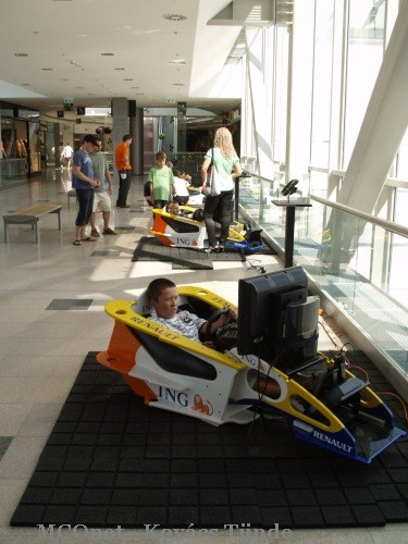 Tömegeket vonz az ING Renault Forma-1-es versenyautója a Korzó Bevásárló Központban [ Nyíregyháza – Sport – Forma-1 – Korzó ]