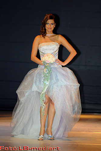 Első magyar divattervezők szövetsége, fashion, divatáru, divatcikk, divatcipő, divatcsizma, divatékszer, divatfotó, divatfotózás, divatfrizura, divathajvágás, divatiskola, divatkatalógus, divatkelme, divatkesztyű, divatkiállítás, divatkiegészítő, divatmagazin, divatmarketing, divatruházat, divatszalon, divattanácsadás, divattánc, divattáska, divattermék, divattervezés, divattervező, divattextil, divattextília, divatújság, elegancia, esküvői divat, exkluzív divat, exkluzív férfi divat, extrém divat, férfi divat, fürdőruhadivat, gyermekdivat, hajdivat, hölgydivat, női divat, viselet, bőr divatkesztyű, digitális divatfelvétel, digitális divatfotó, divat, divatáru-alapanyag, divatárubolt, divatáruhímzés, divatáruszövet, divatáruüzlet, divatfelvétel, divatkiállítás-szervezet, divatparóka, divatruha, divatsminkes-oktatás, esküvői divatékszer, exkluzív női divat, extra méretű divat, extra méretű divatárú, férfi bőr divatkesztyű, férfi divatáru, férfi divatcipő, férfi divating, férfi divatkesztyű, férfi divatruházat, francia divatáru, gyermekdivatáru, gyermek-divatruha, kínai divatáru, molett divatáru, molett divatruha, női bőr divatkesztyű, női divatáru, női divatcipő, női divatkesztyű, női divatruházat, táncdivat, Divat, divatszövetség, szövetség, tervezők, divattervezők, bemutató, divatbemutató, rendezvény, divatrendezvény, fashion, Első magyar divattervezők szövetsége, stílus, Joó Beatrix, Király Tamás, Konsánszky Dóra, Kovács Andor, Léber Barbara, Németh Anikó, S. Hegyi Lucia, Sziráczky Brigitta, Benes Anit, Halász Éva, Gyulai Mihály, színház, divatirányzat, fashion, online, operabál, operabál meghívó, hirdetés, szponzor, operabál jegy, operabál, operabál színház dsc_7457_953_20080818222655_32.jpg