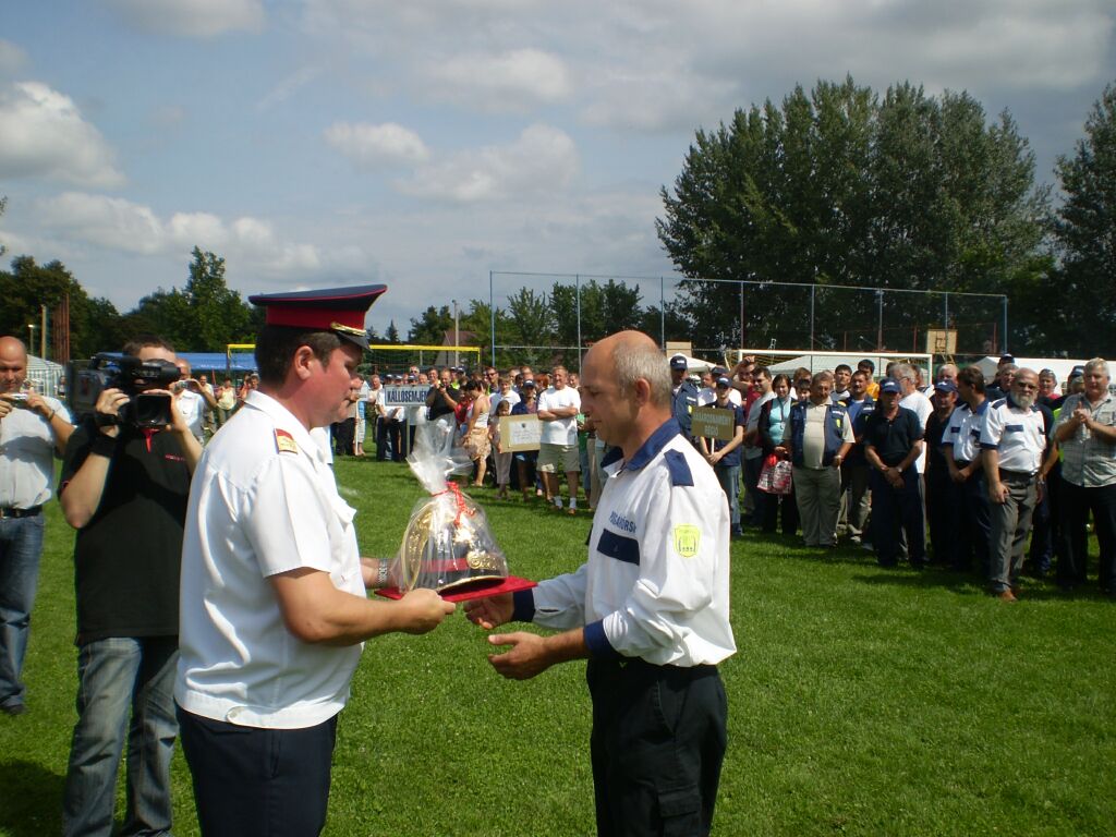 pernyak_sandor_ezredes_tuzolto_sisakkal__570_20080813214138_889.JPG