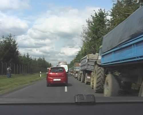 A 49-es főúton Vajánál az almafeldolgozó előtt várakozó mezőgazdasági járművek miatt nagy a forgalmi torlódás. Dugó