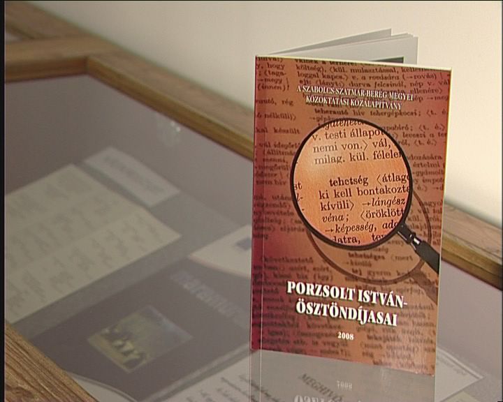 Kiosztották a Porzsolt István-ösztöndíjakat. Kiosztották a Porzsolt István-ösztöndíjakat.