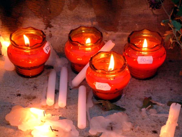 Égő mécsesek a sír mellett halottak_nagy3_695_20081029211657_417.jpg