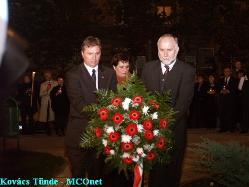 Koszorúzás közben pa220138_683_20081023191334_67.JPG