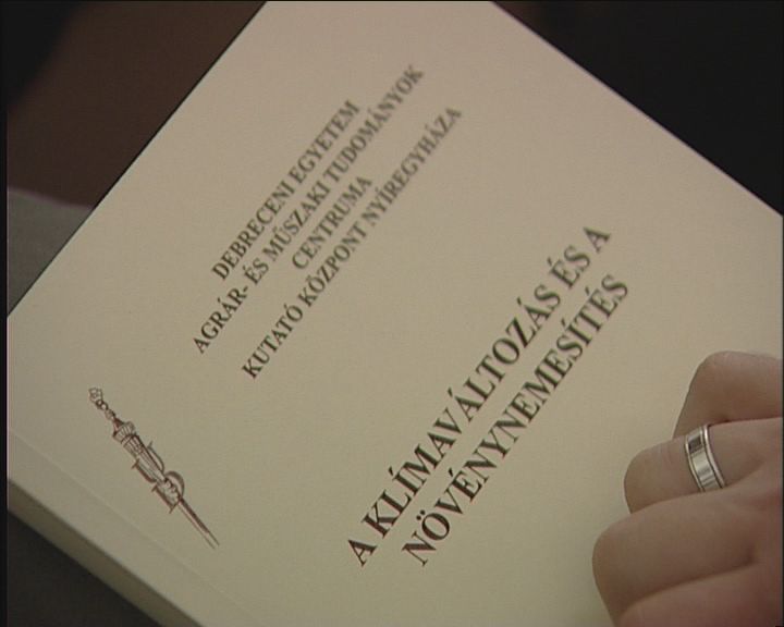 Hőmérséklet-ingadozás, tavaszi fagy, aszályos nyár, hirtelen esőzések - ezeket okozza a klímaváltozás, amely - a kutatók szerint - súlyosan érintheti Szabolcs-Szatmár-Bereg megyét is. Hőmérséklet-ingadozás, tavaszi fagy, aszályos nyár, hirtelen esőzések - ezeket okozza a klímaváltozás, amely - a kutatók szerint - súlyosan érintheti Szabolcs-Szatmár-Bereg megyét is.