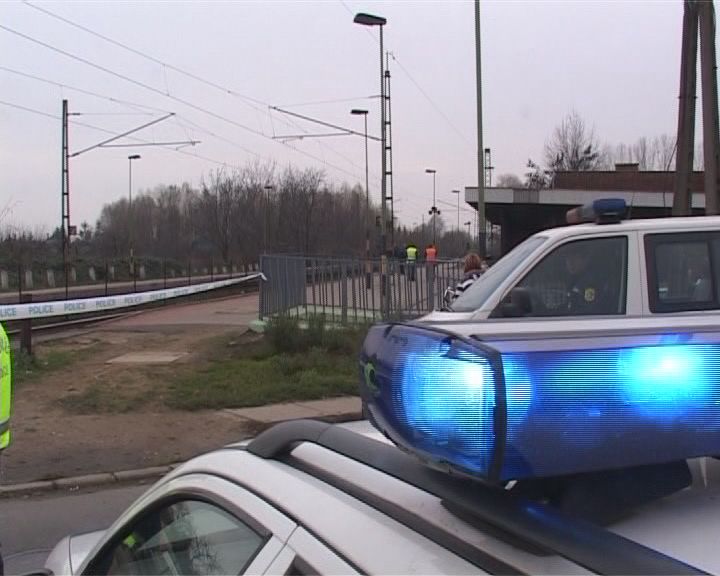 Halálra gázolt egy 16 éves lányt a Záhony felől Nyíregyháza felé közlekedő vonat szerdán reggel Kisvárdán, a Hármas úti vasútállomásnál. Halálra gázolt egy 16 éves lányt a Záhony felől Nyíregyháza felé közlekedő vonat szerdán reggel Kisvárdán, a Hármas úti vasútállomásnál.
