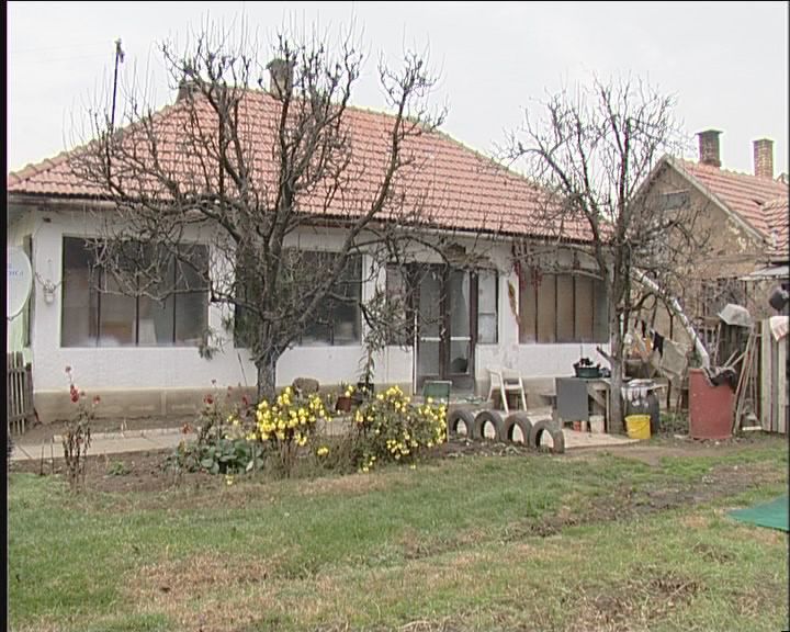 Holtan találtak egy 48 éves tiszadobi asszonyt szomszédai kedden reggel. Holtan találtak egy 48 éves tiszadobi asszonyt szomszédai kedden reggel.