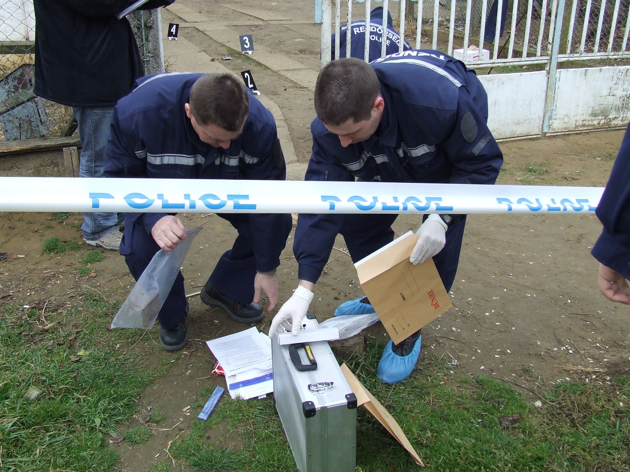 Molotov-koktélt dobtak egy családi ház udvarára csütörtök reggel Pusztadoboson. Molotov-koktélt dobtak egy családi ház udvarára csütörtök reggel Pusztadoboson.