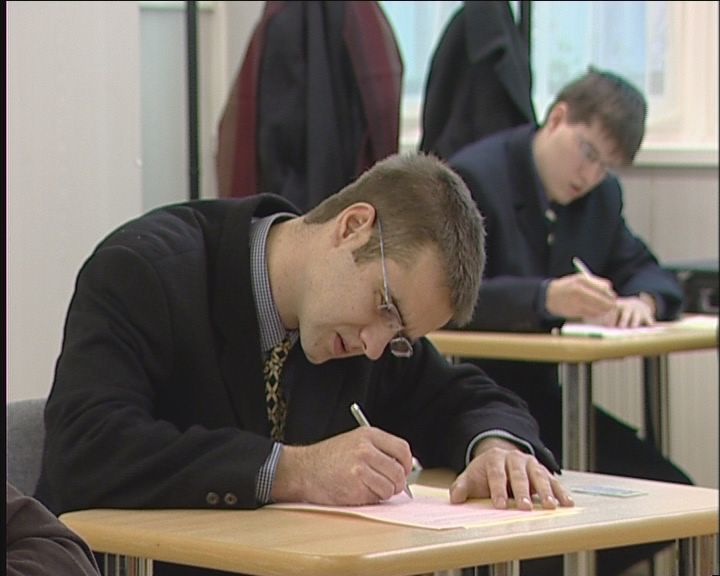 Kötelező munkavédelmi szakembereket alkalmazniuk a cégeknek és intézményeknek, éppen ezért ez manapság az egyik legkeresettebb szakma. 