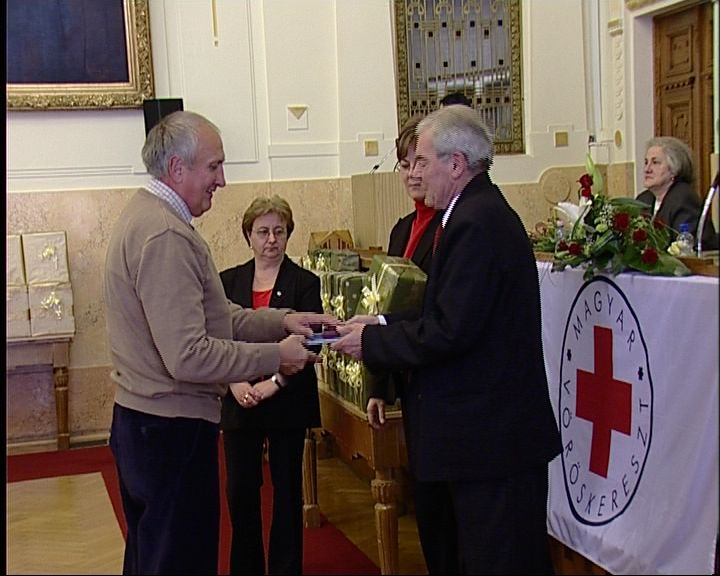 100-szor és 50-szer nyújtották karjukat azok a véradók, akiknek a köszönet jeléül a véradók nemzetközi napján emlékplakettekkel és ajándékkal kedveskedett a Magyar Vöröskereszt Megyei szervezete. 100-szor és 50-szer nyújtották karjukat azok a véradók, akiknek a köszönet jeléül a véradók nemzetközi napján emlékplakettekkel és ajándékkal kedveskedett a Magyar Vöröskereszt Megyei szervezete.