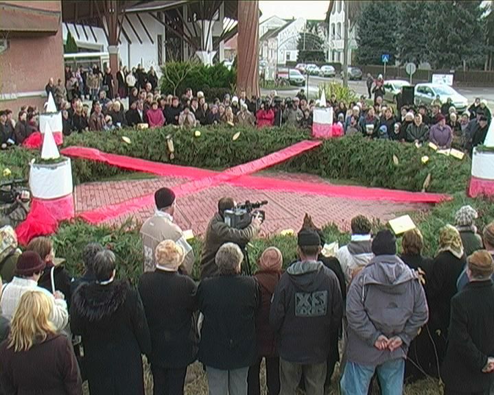 Rekordméretű adventi koszorút készítettek Csengerben. Rekordméretű adventi koszorút készítettek Csengerben.