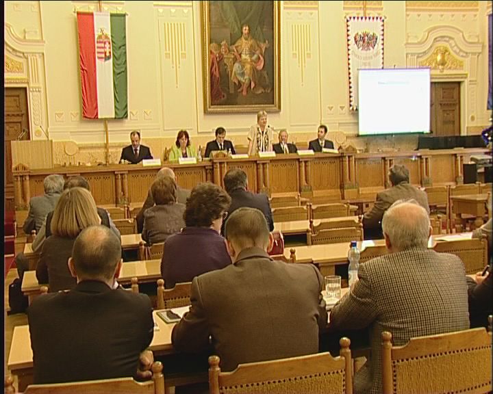A magyar lakosságnak mindössze 28 százaléka tudja, hogy jövőre újra európai parlamenti képviselőkre szavazunk - ezt mutatják a felmérések. A magyar lakosságnak mindössze 28 százaléka tudja, hogy jövőre újra európai parlamenti képviselőkre szavazunk - ezt mutatják a felmérések.
