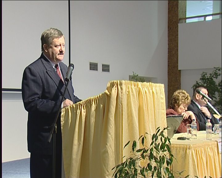 A létszám rendezése az egészségügy egyik legfontosabb feladata a jövőben, a szakdolgozók ugyanis egyre kevesebben vannak, ez pedig később veszélyeztetheti az ellátás színvonalát. A létszám rendezése az egészségügy egyik legfontosabb feladata a jövőben, a szakdolgozók ugyanis egyre kevesebben vannak, ez pedig később veszélyeztetheti az ellátás színvonalát.