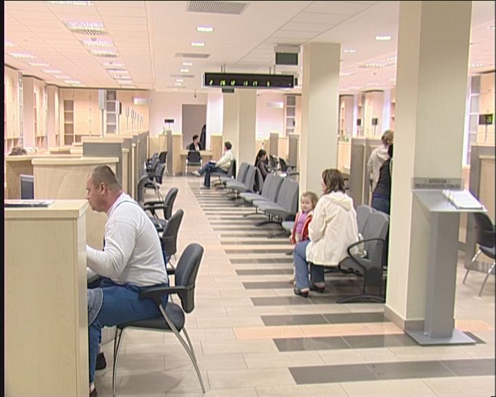 Jövő szerdától ünnepi munkarendben dolgoznak a hivatalok, a legtöbb helyen ugyan hétfőn, kedden még lesz ügyféldogadás, vannak olyan települések, például Újfehértó, ahol két hétig csak rendkívüli esetekben járnak el a köztisztviselők. Jövő szerdától ünnepi munkarendben dolgoznak a hivatalok, a legtöbb helyen ugyan hétfőn, kedden még lesz ügyféldogadás, vannak olyan települések, például Újfehértó, ahol két hétig csak rendkívüli esetekben járnak el a köztisztviselők.