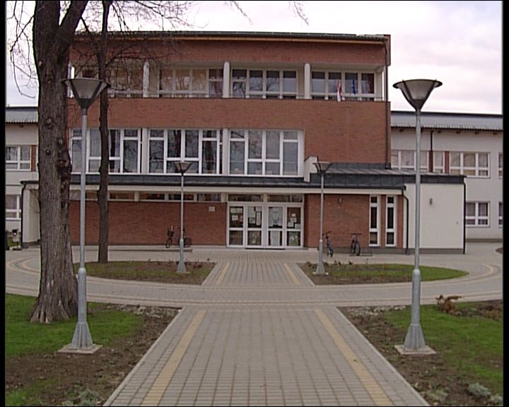 Másfél milliárd forintból gazdálkodott idén Balkány, a város polgármestere szerint 2009-ben a csökkenő költségvetés miatt likviditási problémák is jelentkezhetnek az önkormányzat működésében. Másfél milliárd forintból gazdálkodott idén Balkány, a város polgármestere szerint 2009-ben a csökkenő költségvetés miatt likviditási problémák is jelentkezhetnek az önkormányzat működésében.