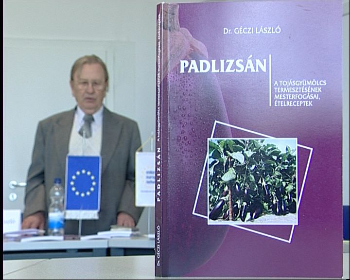 Biztonságosan termeszthető és jól jövedelmező a padlizsán - egyebek mellett ez is kiderül Dr. Géczi László új írásából. Biztonságosan termeszthető és jól jövedelmező a padlizsán - egyebek mellett ez is kiderül Dr. Géczi László új írásából.