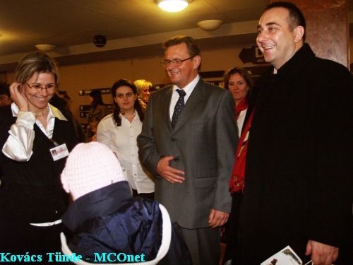 Dr. Pikó Károly a gyerekek között pc150133_615_20081221163619_205.JPG