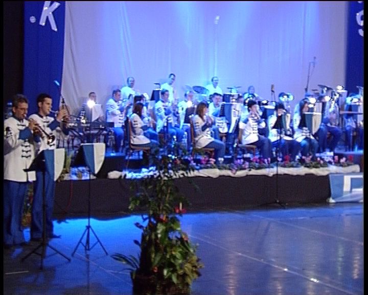 2009-ben már huszonkettedik alkalommal várta újévi koncerttel a látogatókat január elsején Nyíregyházán a Bujtosi Szabadidőcsarnok. 2009-ben már huszonkettedik alkalommal várta újévi koncerttel a látogatókat január elsején Nyíregyházán a Bujtosi Szabadidőcsarnok.