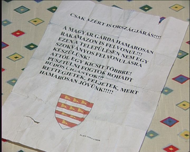 A cigányságot fenyegető, mintegy 50 darab plakátot helyeztek el a Magyar Gárda nevében pénteken este Rakamazon. 