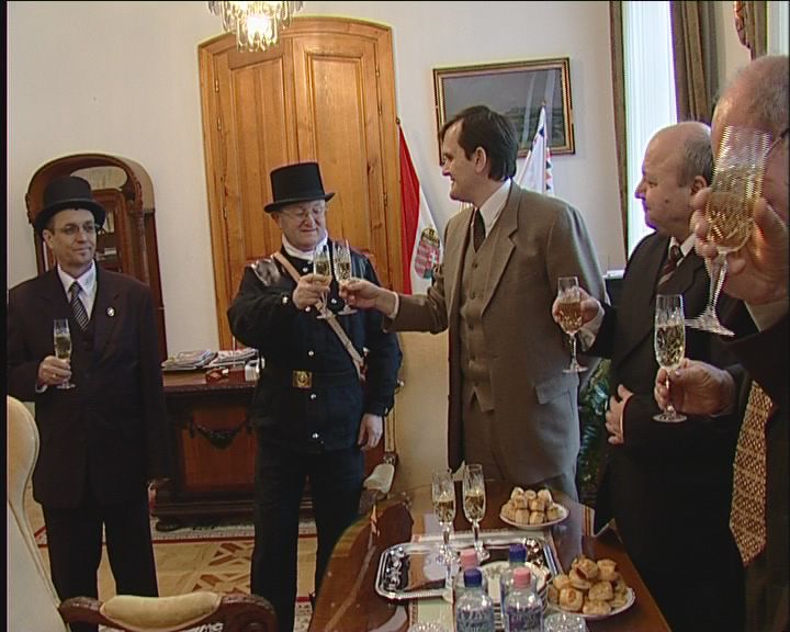 Kéményseprők kívántak szerencsét az újév első munkanapján a megyei közgyűlés elnökének és Szabolcs-Szatmár-Bereg lakosságának. 