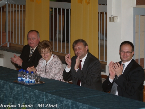 A polgármester asszony és Hiller István a kép közepén p2020021_558_20090203124855_883.JPG