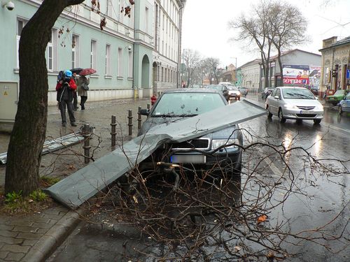 A bíróság épületének tetejéról a borító lemezek közül a szél kettőt letépett, és az utcára sodort az erős szél. vihar