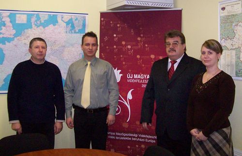 Dr. Szép Béla a munkaszervezet dolgozóival Dr. Szép Béla a munkaszervezet dolgozóival Balról jobbra: Kun László, Bodnár János, Szikora Ágnes