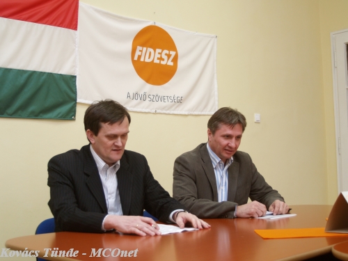 Dr. Vinnai győző Fidesz frakcióvezetője és Seszták Oszkár sajtótájékoztatója p3090025_126_20090312152100_983.JPG
