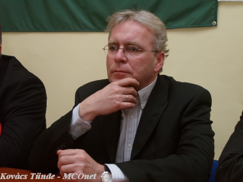 Pokorni Zoltán interjú közben Pokorni Zoltán válaszolt a kérdésekre