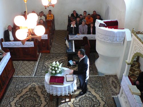 Kovács Tibor református lelkész az ajaki templom történetét ismertette a jelenlévőkkel Kovács Tibor református lelkész az ajaki templom történetét ismertette a jelenlévőkkel