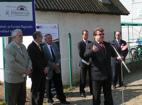Az első elem egy 57 millió forintos költséggel egy útrekonstrukciós elem, amelyet most már a nyár végéig folyamatosan követni fognak a többiek. Így a vasút rekonstrukciója, az ipari park kiépítése és valamennyi infrastrukturális feltétellel történő ellátás, tehát széles normál vágányépítés, csatorna, szennyvízhálózat, ivóvíz, távközlési hálózat, energiaellátási kapcsolat kiépítése kezdődik. dr szép béla dr szép béla országgyűlési képviselő kisvárda záhony