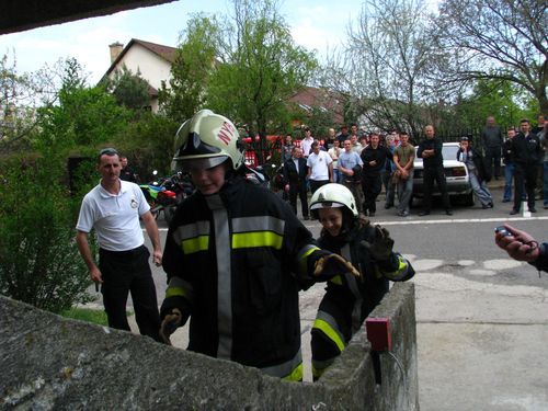 A 2003-ban indított megyei lépcsőfutó verseny VII. „ütközetére” került sor 2009. április 22-én a már jól megszokott helyszínen, Nyíregyházán a Bánki Donát Műszaki Középiskola Kollégiumának külszíni lépcsőházában. foto: korij nyíregyháza lépcsőfutás tűzoltó tűzoltóverseny katasztrófavédelem szabolcs megye