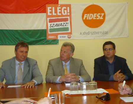Vinnai Győző, Schmitt Pál és Seszták Miklós a sajtótájékoztatón Vinnai Győző, Schmitt Pál és Seszták Miklós a sajtótájékoztatón