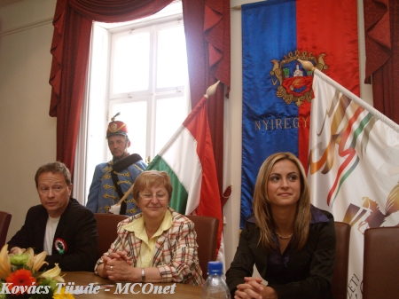 Geszti Péter, Csabai Lászlóné és Suták Vanda a nyíregyházi Városházán Geszti Péter, Csabai Lászlóné és Suták Vanda a nyíregyházi Városházán
