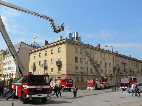 Hétfő délelőtt Nyíregyháza belvárosában tartottak bemutatót a tűzoltók. foto: korij tuzoltonap_nyiregyhaza_tuzoltoauto_szent_florian